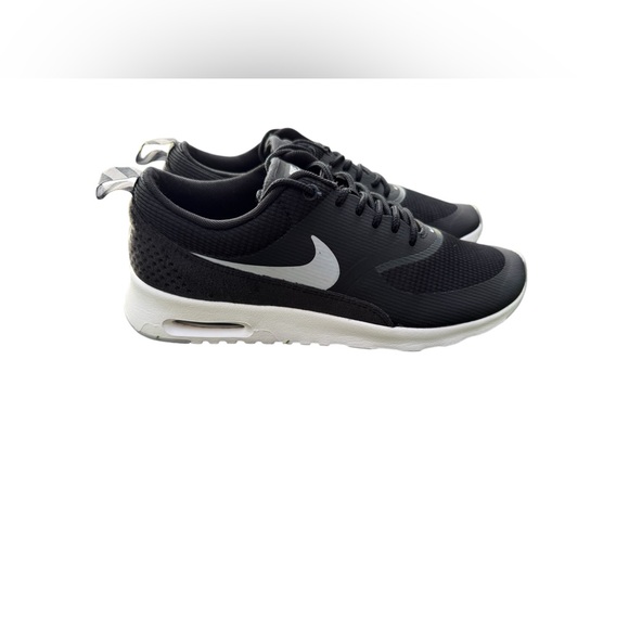 Nike Wmns Air Max Black & White siza 7.5 - Picture 2 of 8